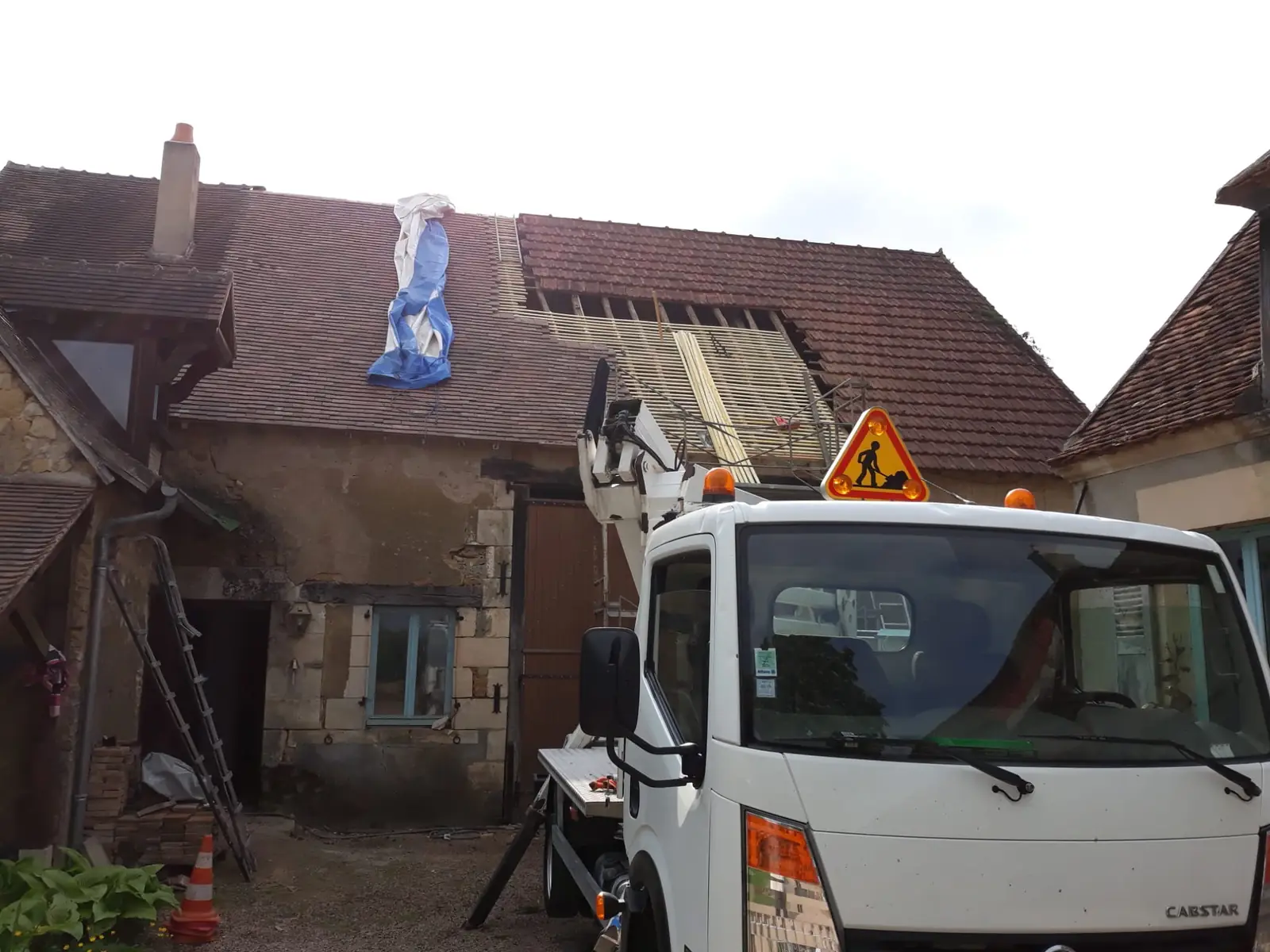Le camion de chantier devant une maison à colombages — Richard Toitures, couvreur à Ballan-Miré