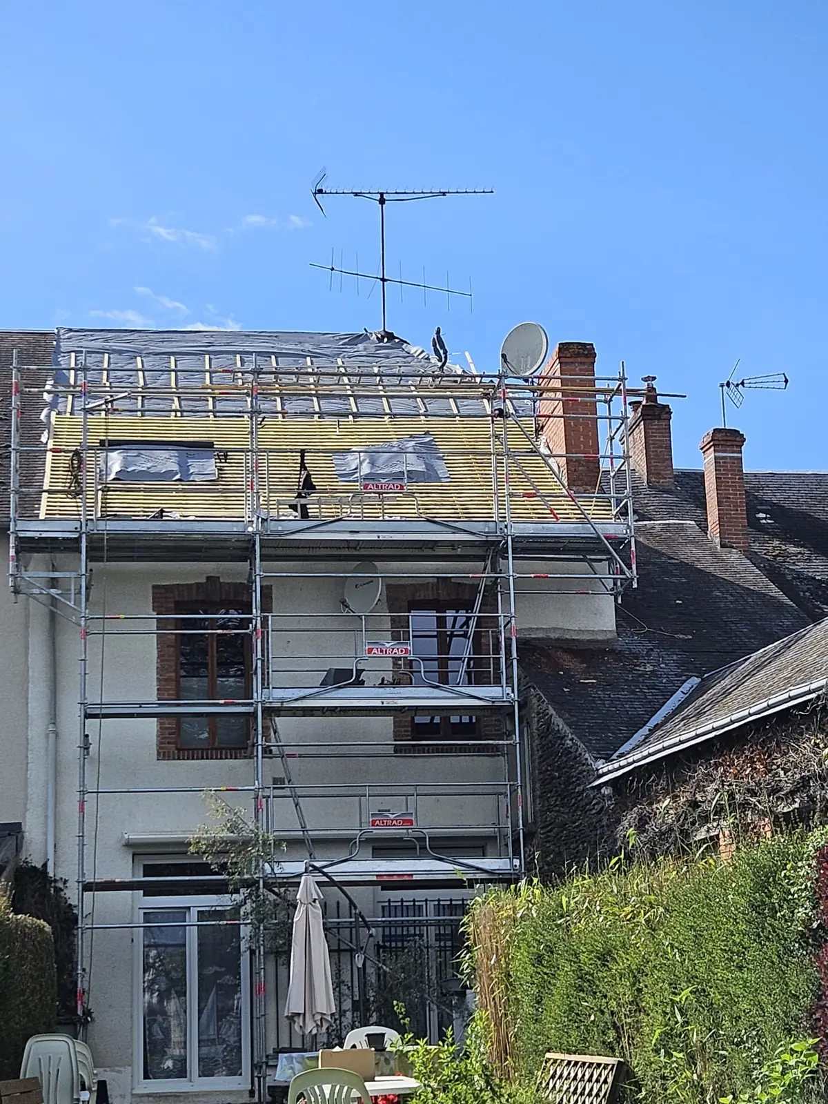 Chantier de couverture en ardoise sur échafaudage — Richard Toitures, couvreur à Tours