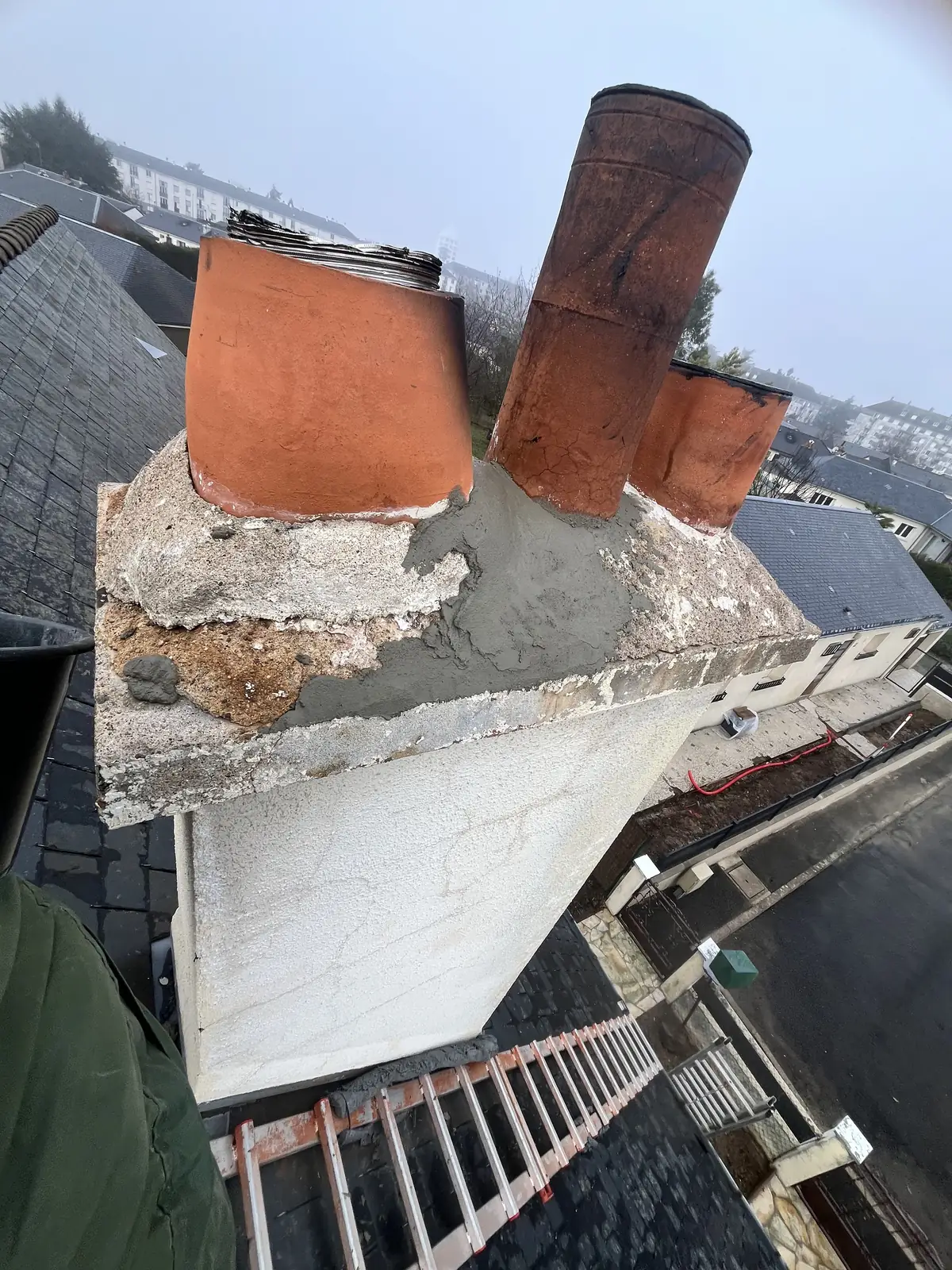Reprise des abergements d'une souche de cheminée sur un toit en ardoise — Richard Toitures, couvreur en Indre-et-Loire