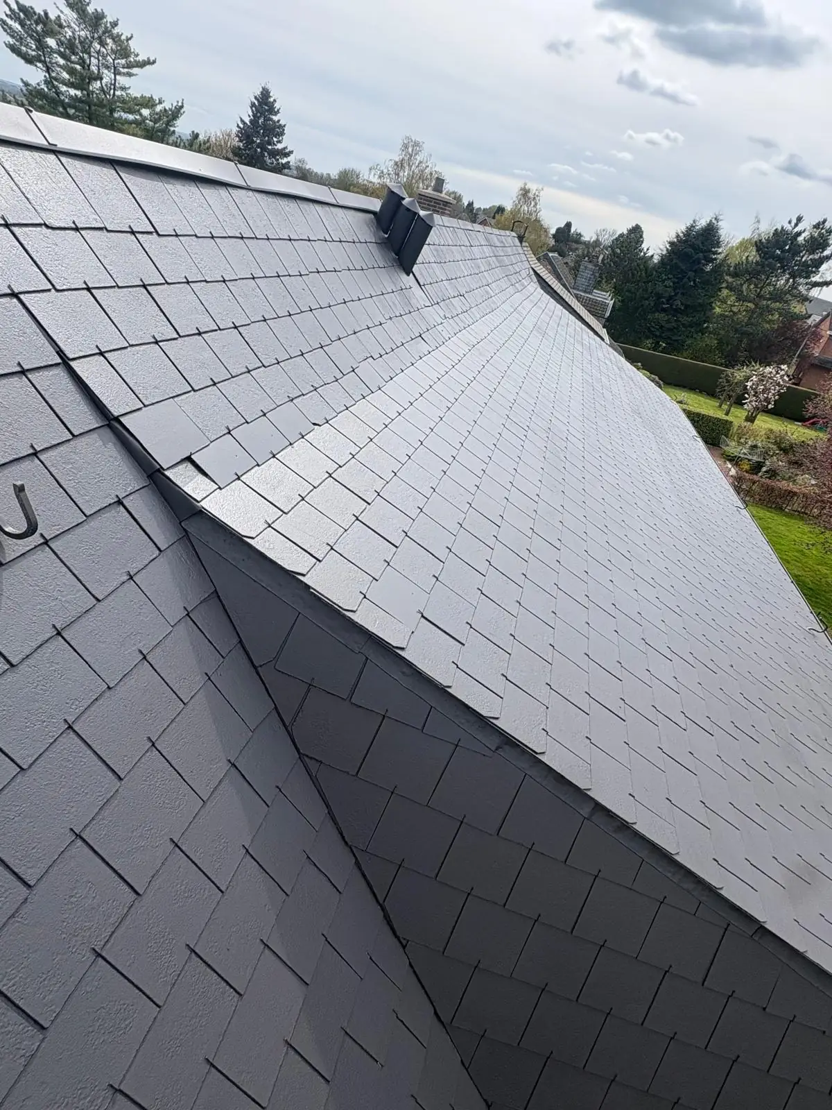 Couverture en ardoise naturelle d'une maison en brique — Richard Toitures, couvreur en Indre-et-Loire