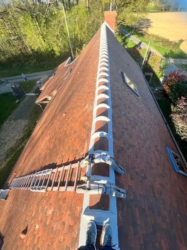 Faîtières scellées au mortier, vues depuis la ligne de faîte — Richard Toitures, couvreur à Fondettes