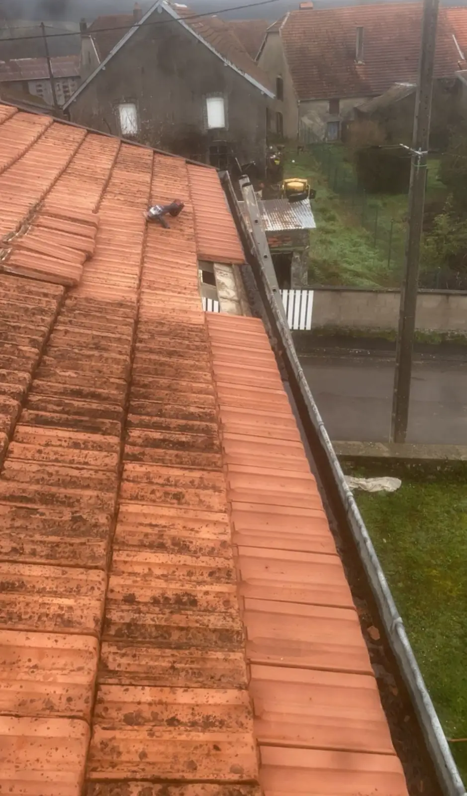 Toiture en tuiles entretenue — Richard Toitures, lavage de toiture à Ballan-Miré
