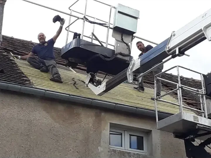 Camion-nacelle en intervention sur une toiture — Richard Toitures, couvreur à Joué-lès-Tours