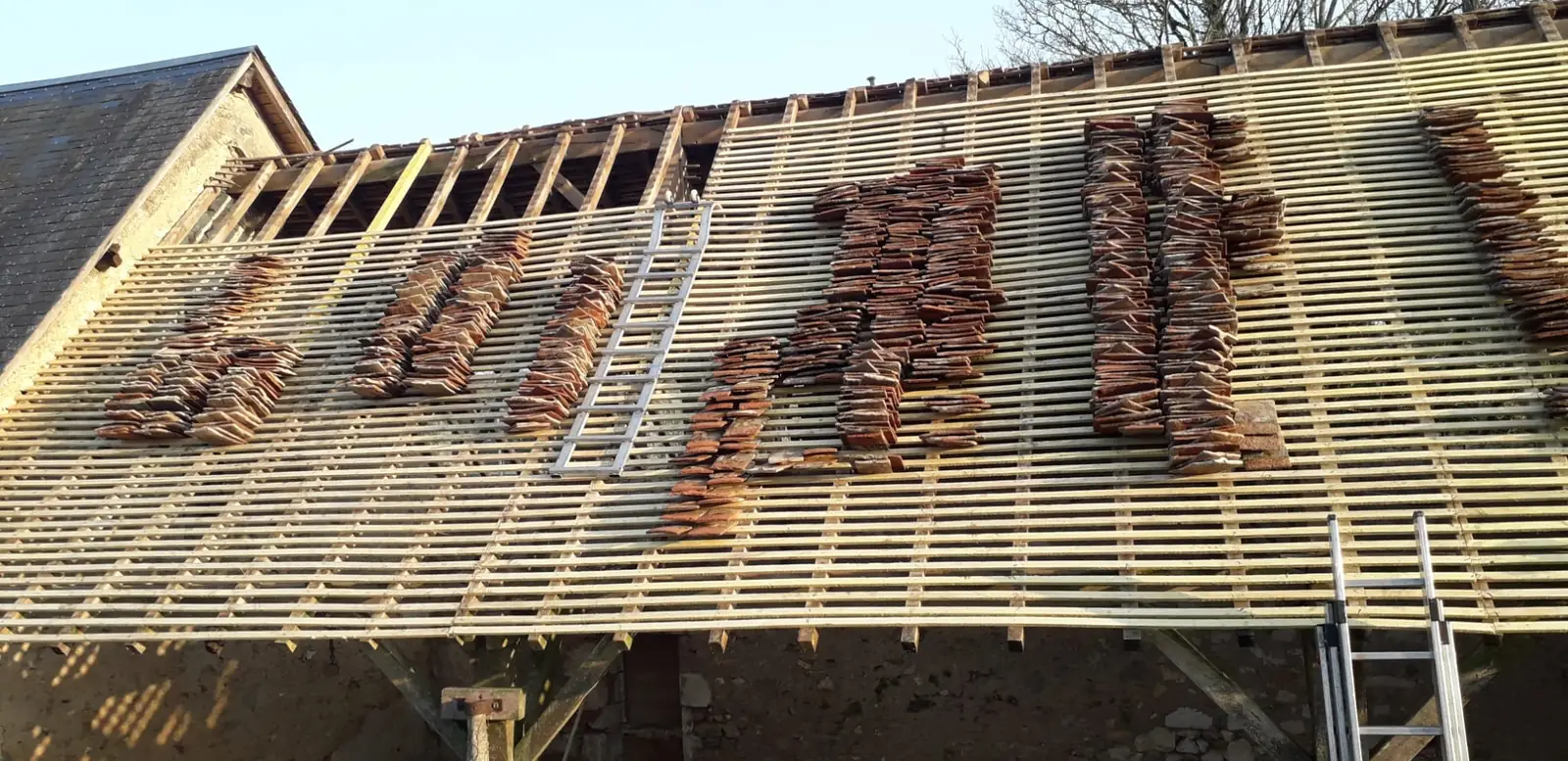 Liteaunage de la toiture d'une maison en pierre — Richard Toitures, couvreur à Monts