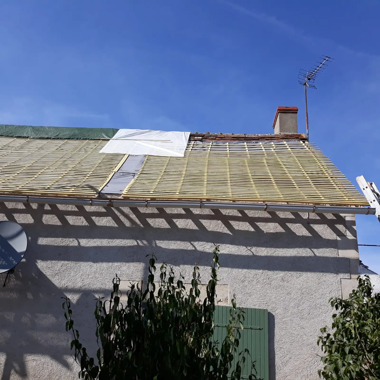 Bâche de protection et écran de sous-toiture posés en attendant la réparation du toit — Richard Toitures, couvreur en Indre-et-Loire