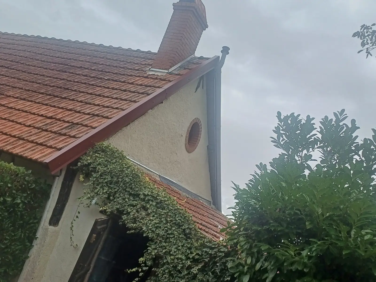 Réfection de toiture sur un pignon en brique — Richard Toitures, couvreur à La Riche
