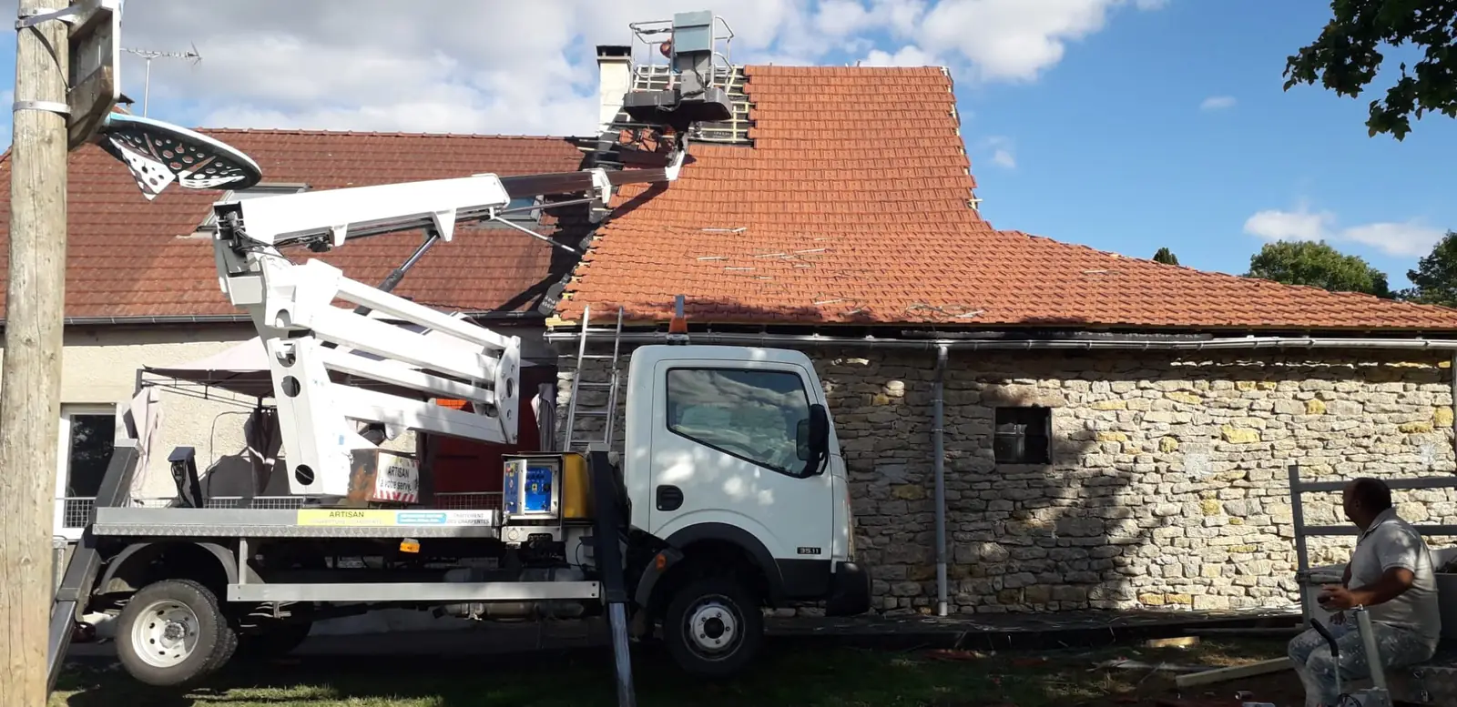 Dépose des tuiles d'une ferme lors d'une rénovation de toiture — Richard Toitures, couvreur en Indre-et-Loire
