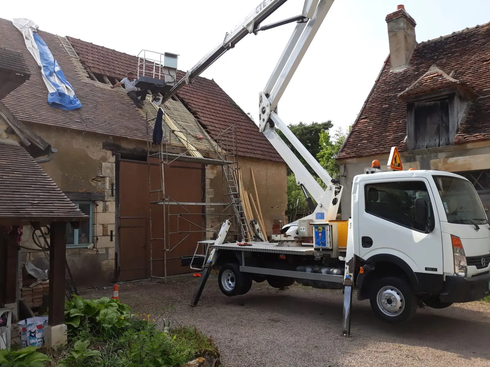 Rénovation de toiture d'une ferme avec nacelle — Richard Toitures, couvreur à Fondettes