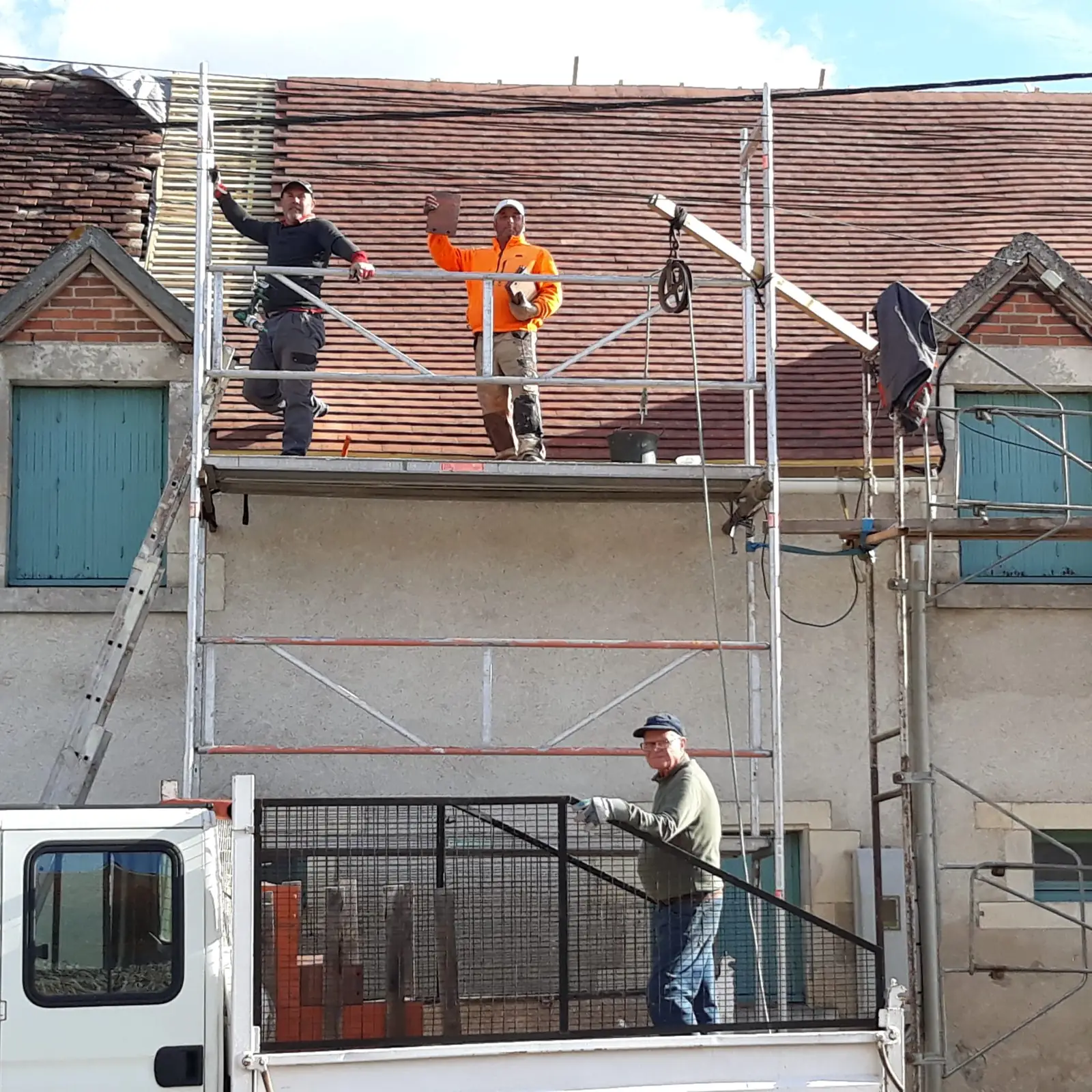 L'équipe de Richard Toitures sur un échafaudage lors de la rénovation d'une toiture de longère