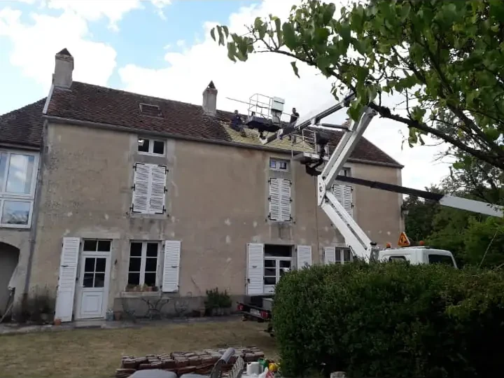 Inspection de toiture en camion-nacelle sur une maison bourgeoise — Richard Toitures, couvreur à Saint-Cyr-sur-Loire