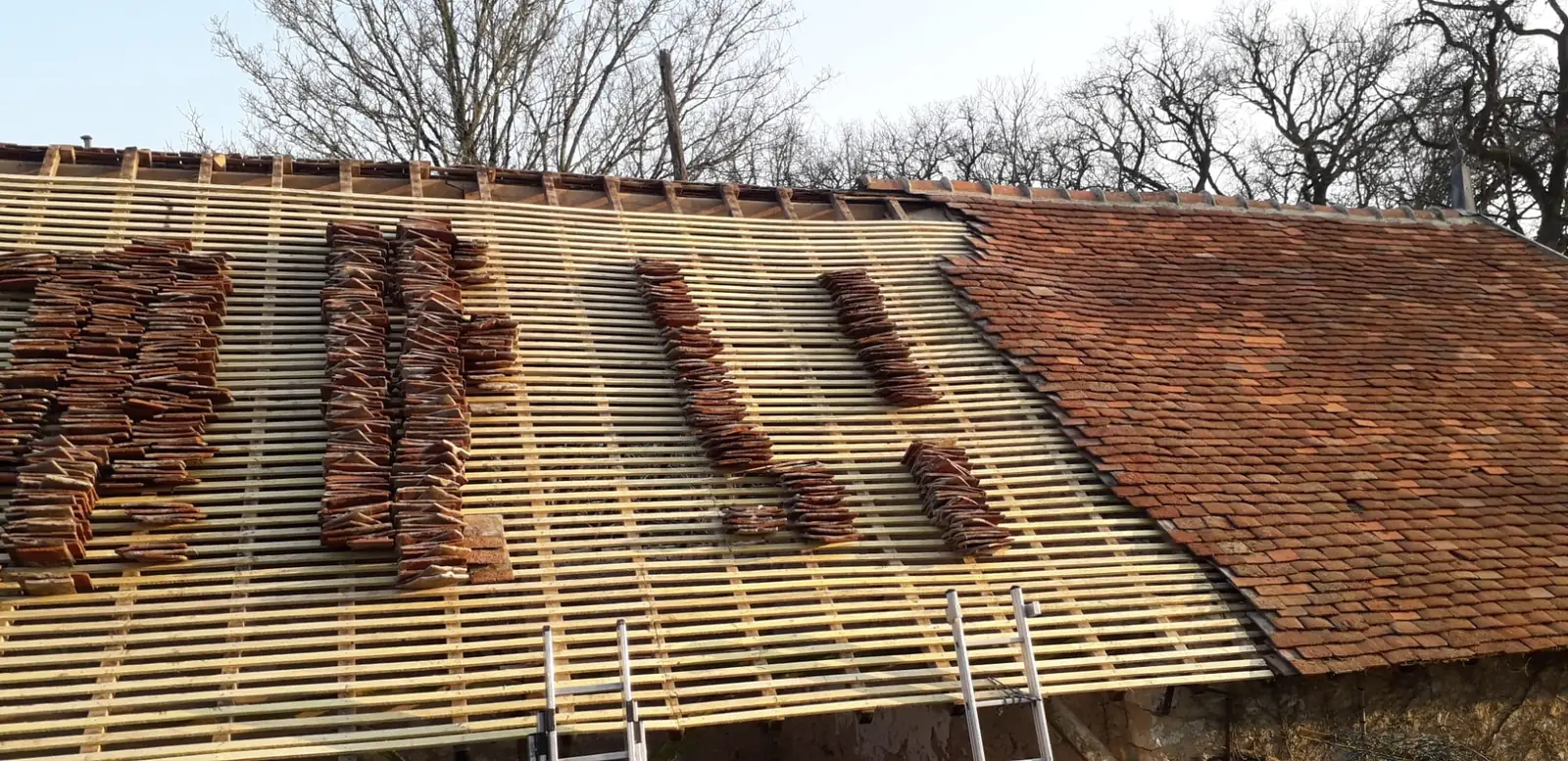 Tuiles plates anciennes triées sur liteaux neufs pour réemploi — Richard Toitures, couvreur en Indre-et-Loire