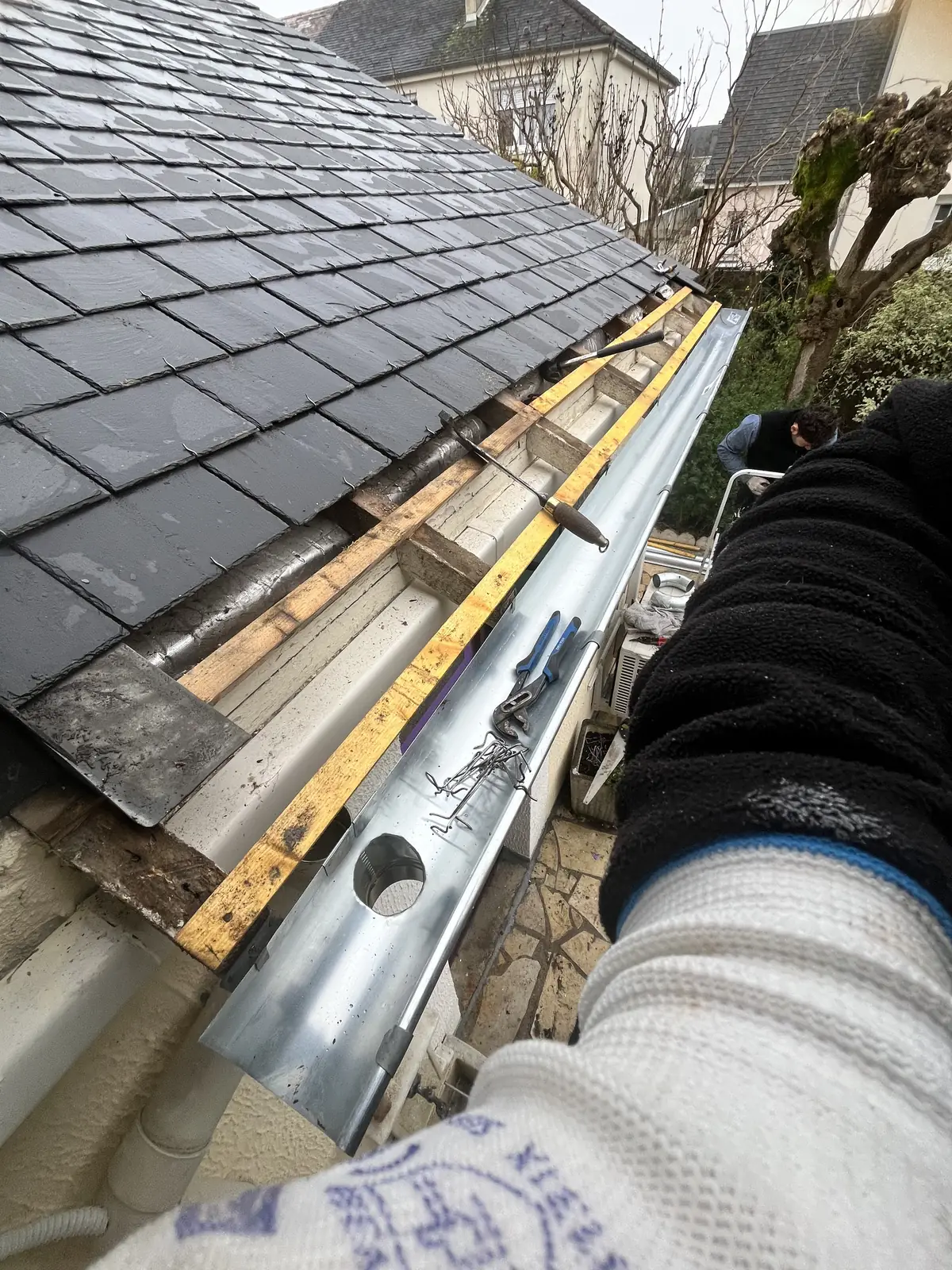 Chéneau en zinc en cours de remplacement le long d'une couverture en ardoise — Richard Toitures, couvreur zingueur en Indre-et-Loire
