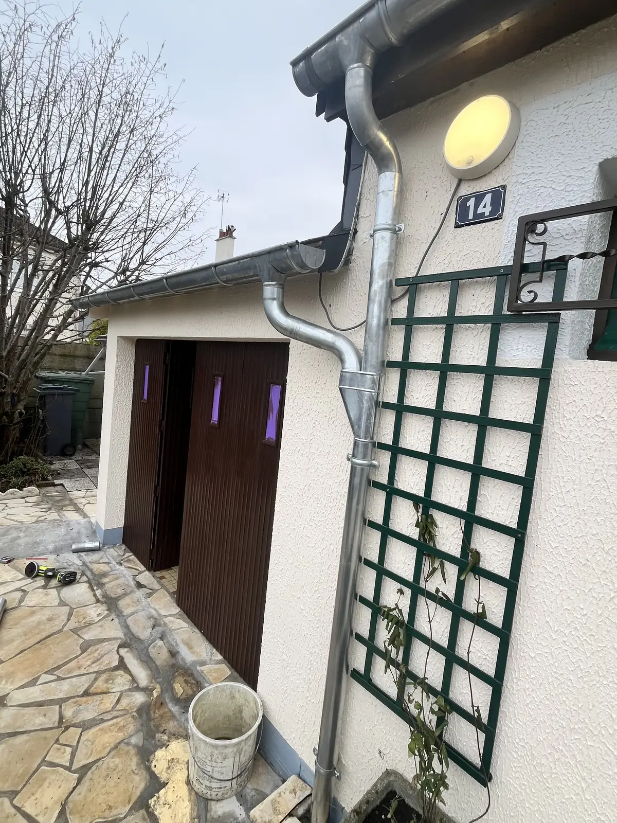 Gouttière et descente en zinc neuves avec dauphin — Richard Toitures, couvreur zingueur en Indre-et-Loire